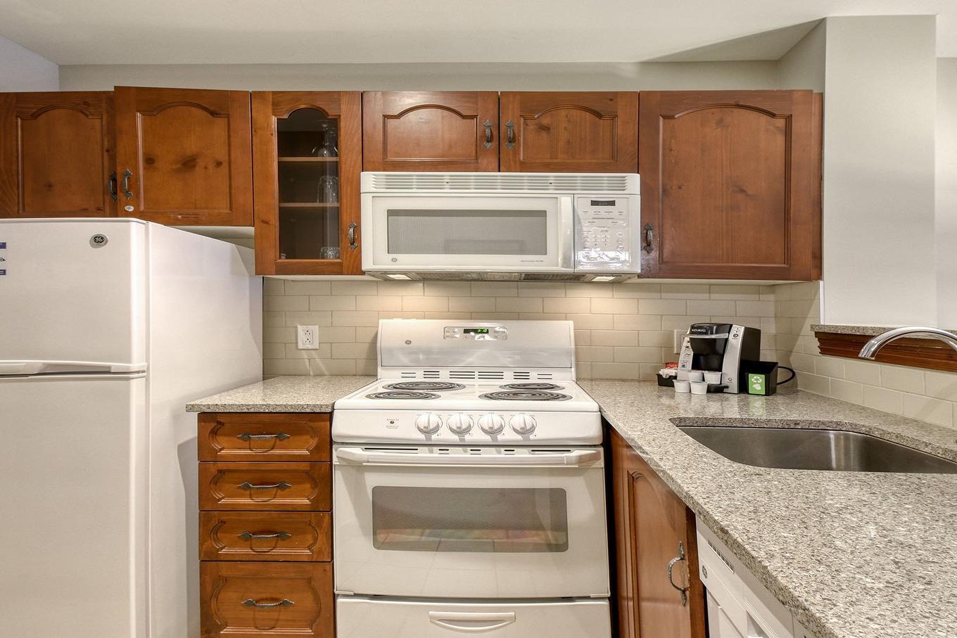 Cuisine - 221-151 Ch. Du Curé-Deslauriers, Mont-Tremblant, QC - Indoor Photo Showing Kitchen