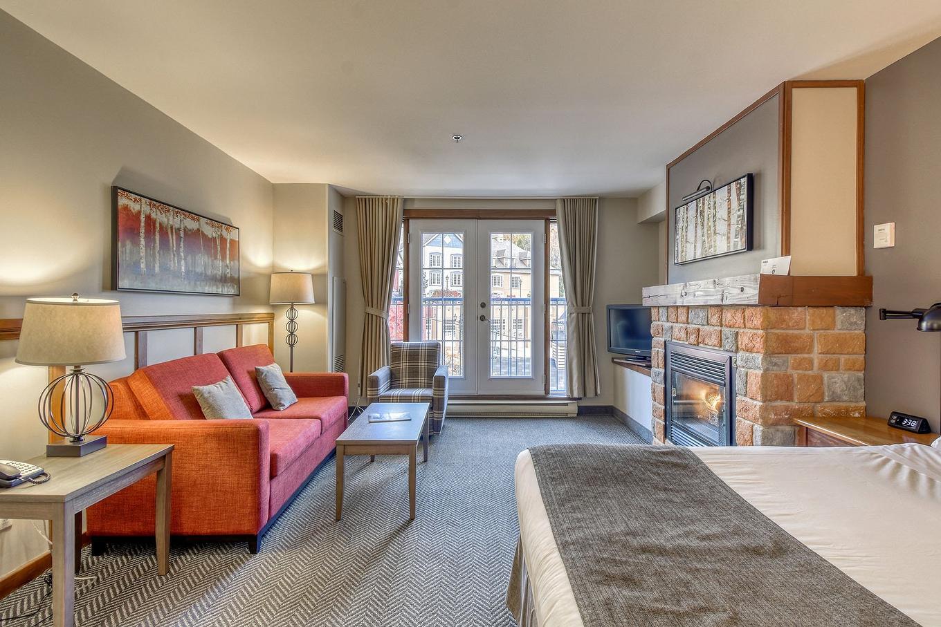 Vue d'ensemble - 221-151 Ch. Du Curé-Deslauriers, Mont-Tremblant, QC - Indoor Photo Showing Living Room With Fireplace