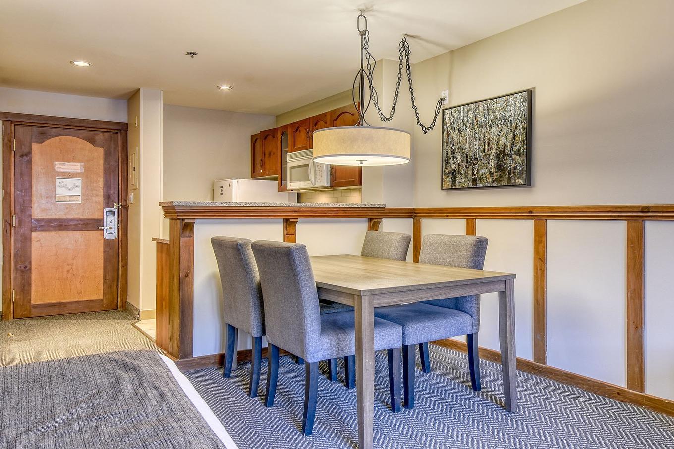 Salle à manger - 221-151 Ch. Du Curé-Deslauriers, Mont-Tremblant, QC - Indoor Photo Showing Dining Room