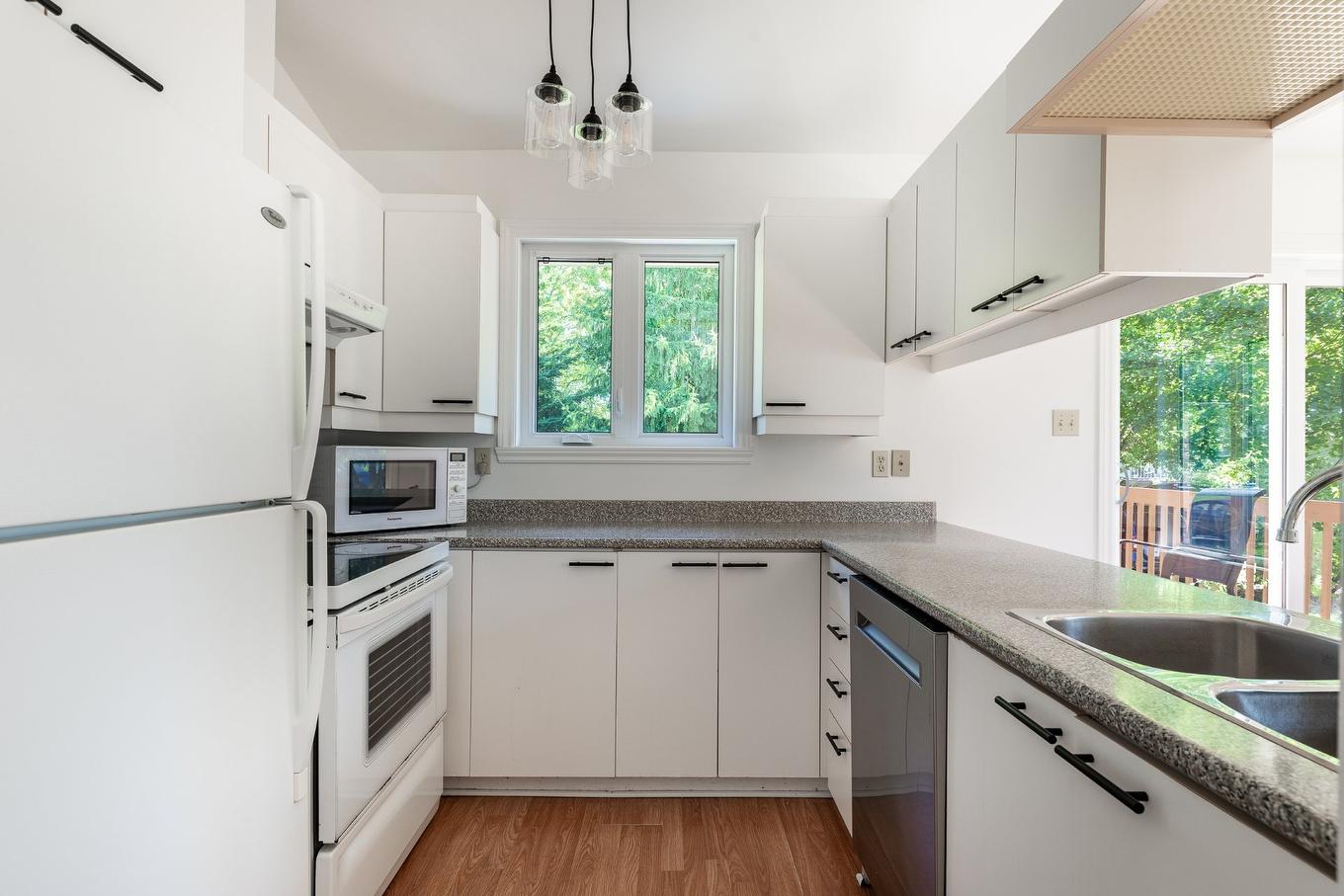 Cuisine - 481 Rue Smith, Saint-Jean-Sur-Richelieu, QC - Indoor Photo Showing Kitchen With Double Sink