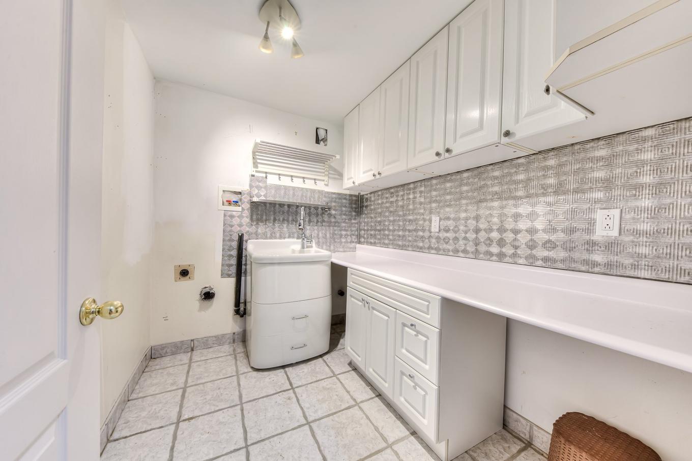 Laundry room - 40 Rue Courval, Kirkland, QC - Indoor Photo Showing Other Room