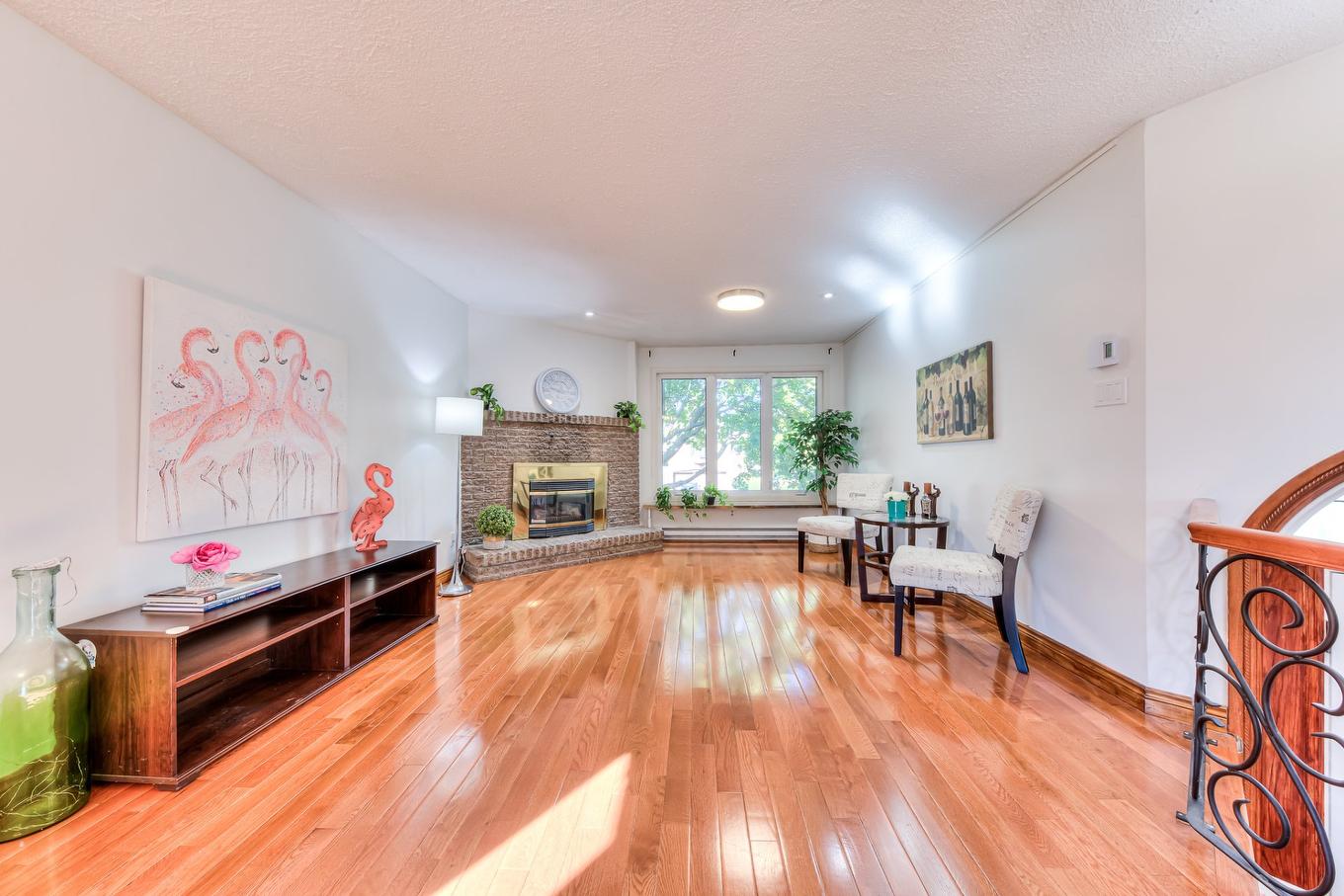 Living room - 40 Rue Courval, Kirkland, QC - Indoor Photo Showing Living Room With Fireplace