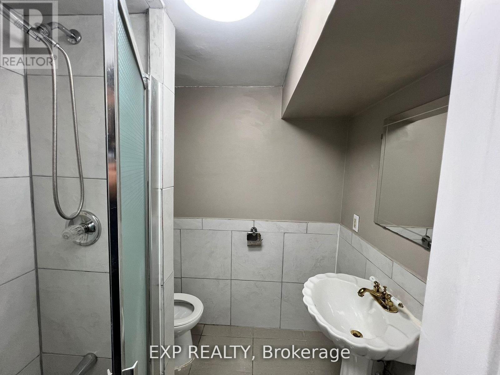 Lower - 39 Frankton Crescent, Toronto, ON - Indoor Photo Showing Bathroom