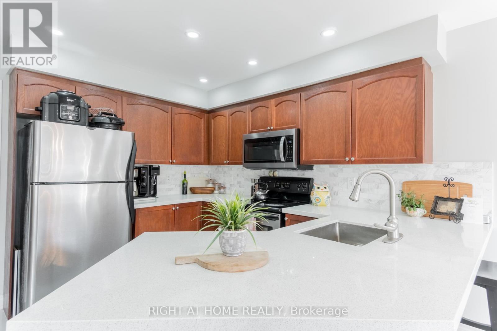 63 Feint Drive, Ajax (Northwest Ajax), ON - Indoor Photo Showing Kitchen