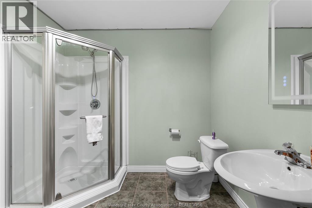 148 Riverview Avenue, Lasalle, ON - Indoor Photo Showing Bathroom