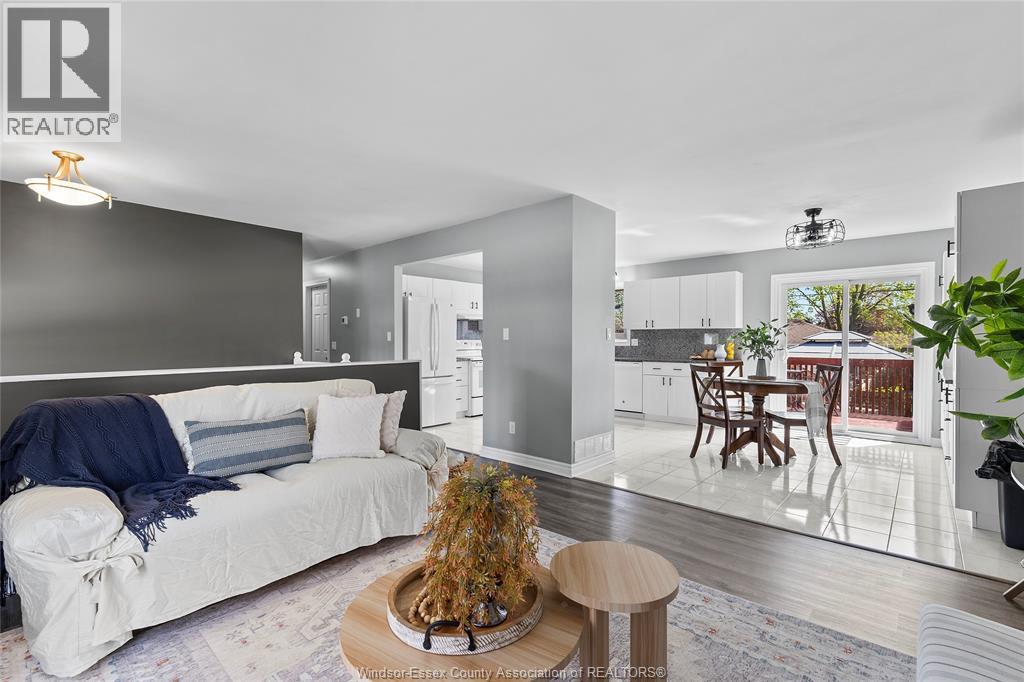 148 Riverview Avenue, Lasalle, ON - Indoor Photo Showing Living Room