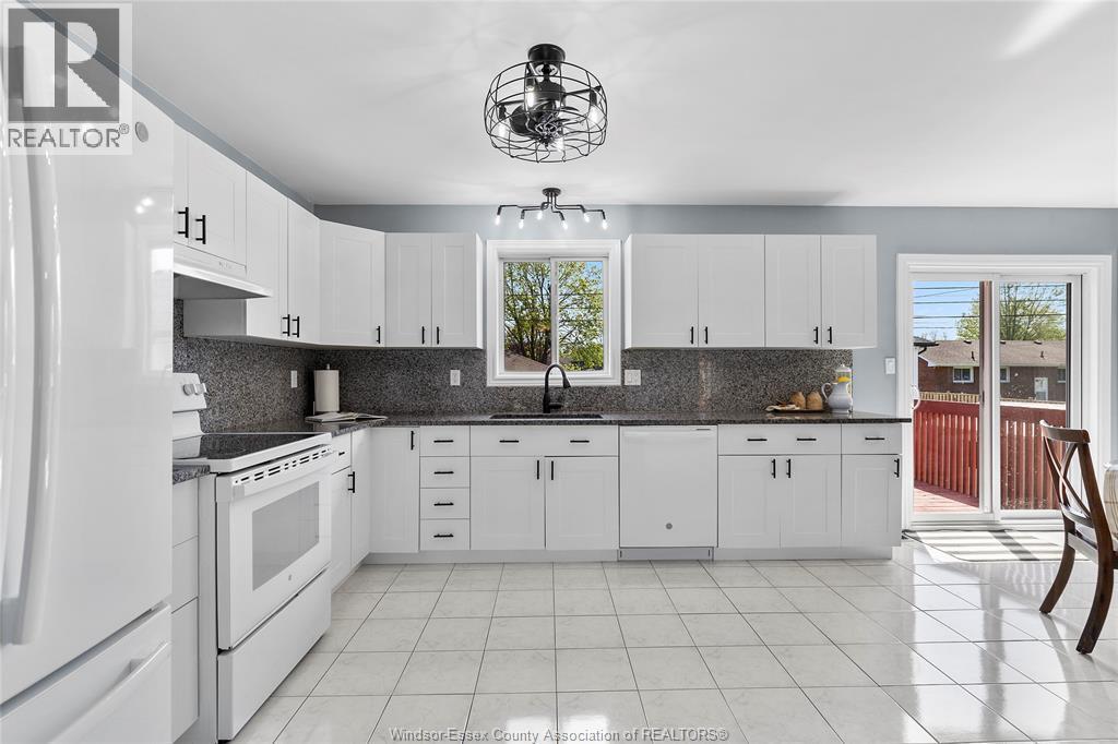 148 Riverview Avenue, Lasalle, ON - Indoor Photo Showing Kitchen