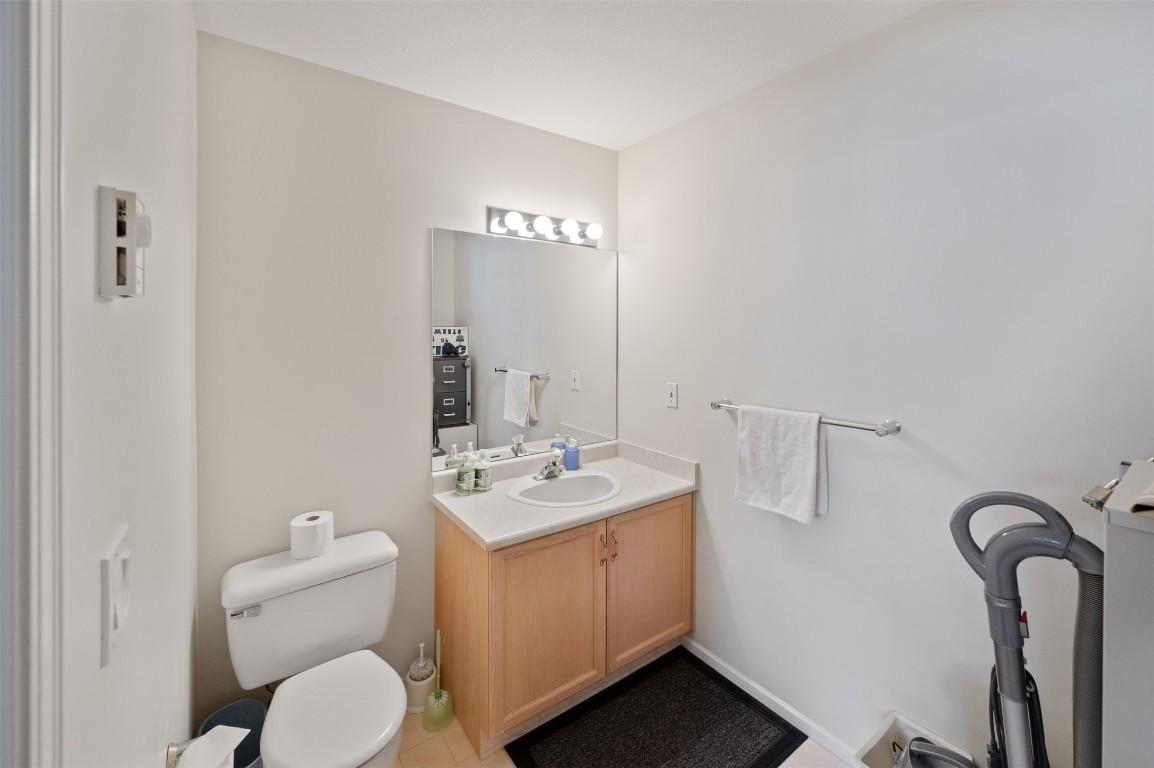 109-8700 Jubilee Road, Summerland, BC - Indoor Photo Showing Bathroom