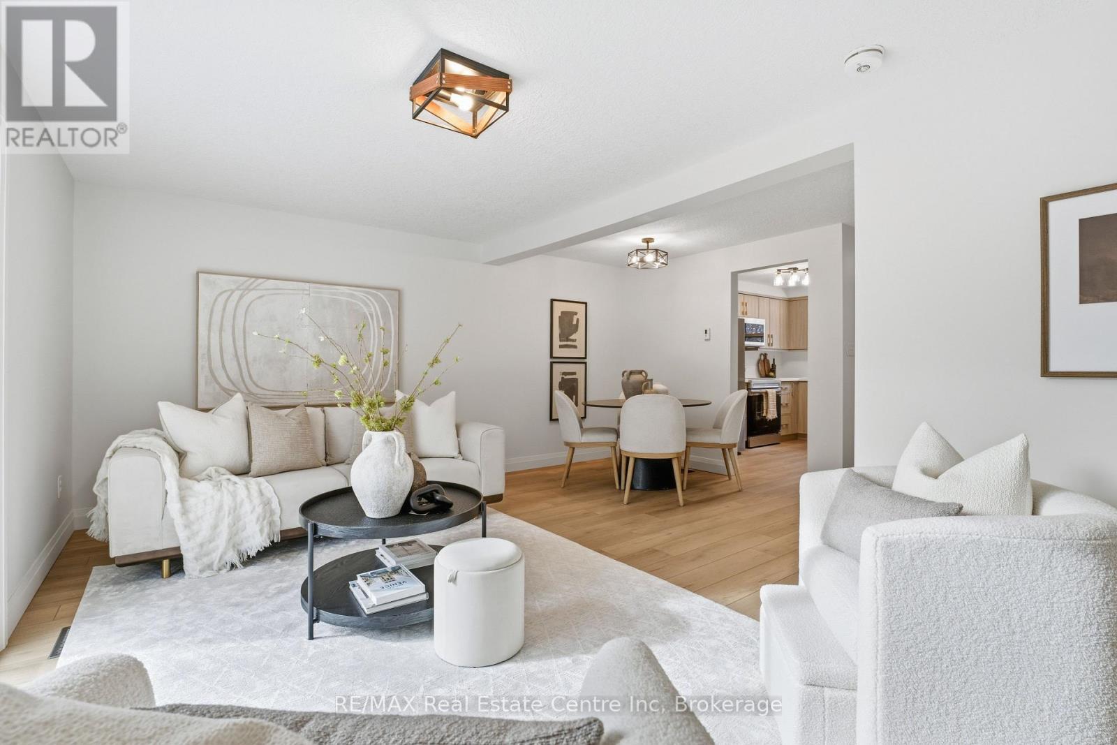 1 - 383 Edinburgh Road S, Guelph (Dovercliffe Park/Old University), ON - Indoor Photo Showing Living Room