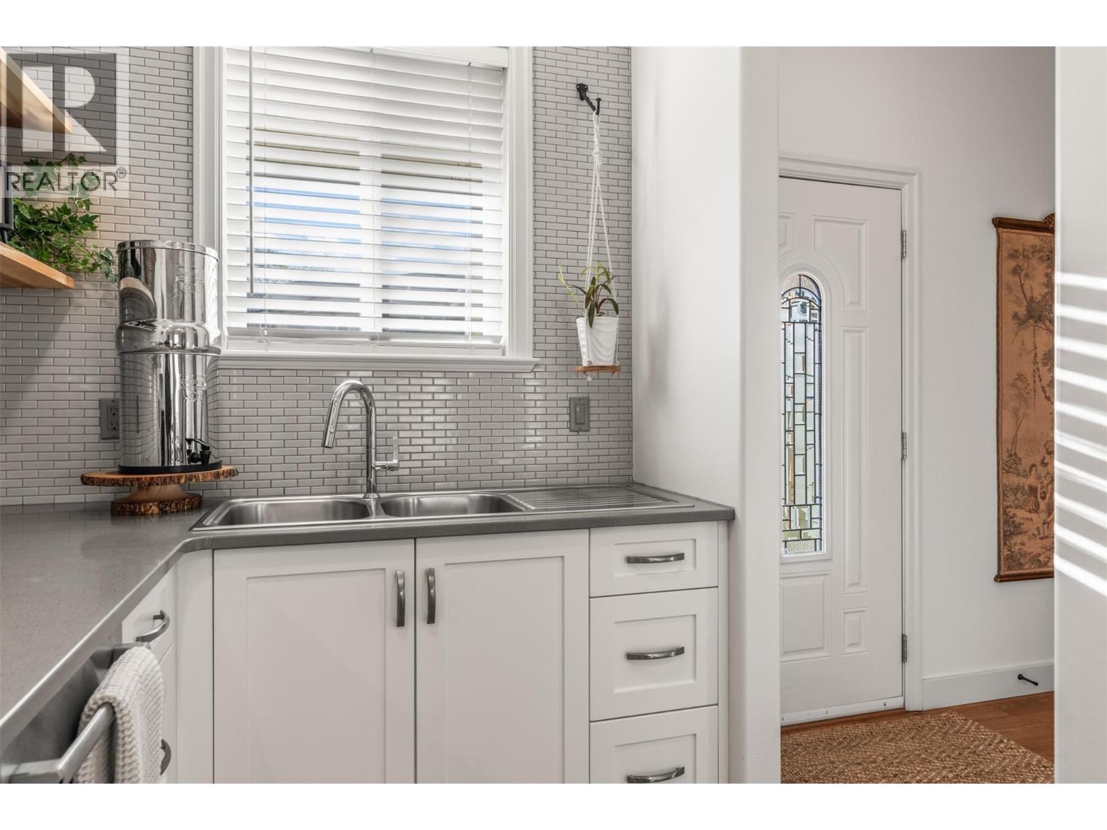 5101 19 Street Unit# 10, Vernon, BC - Indoor Photo Showing Kitchen With Double Sink