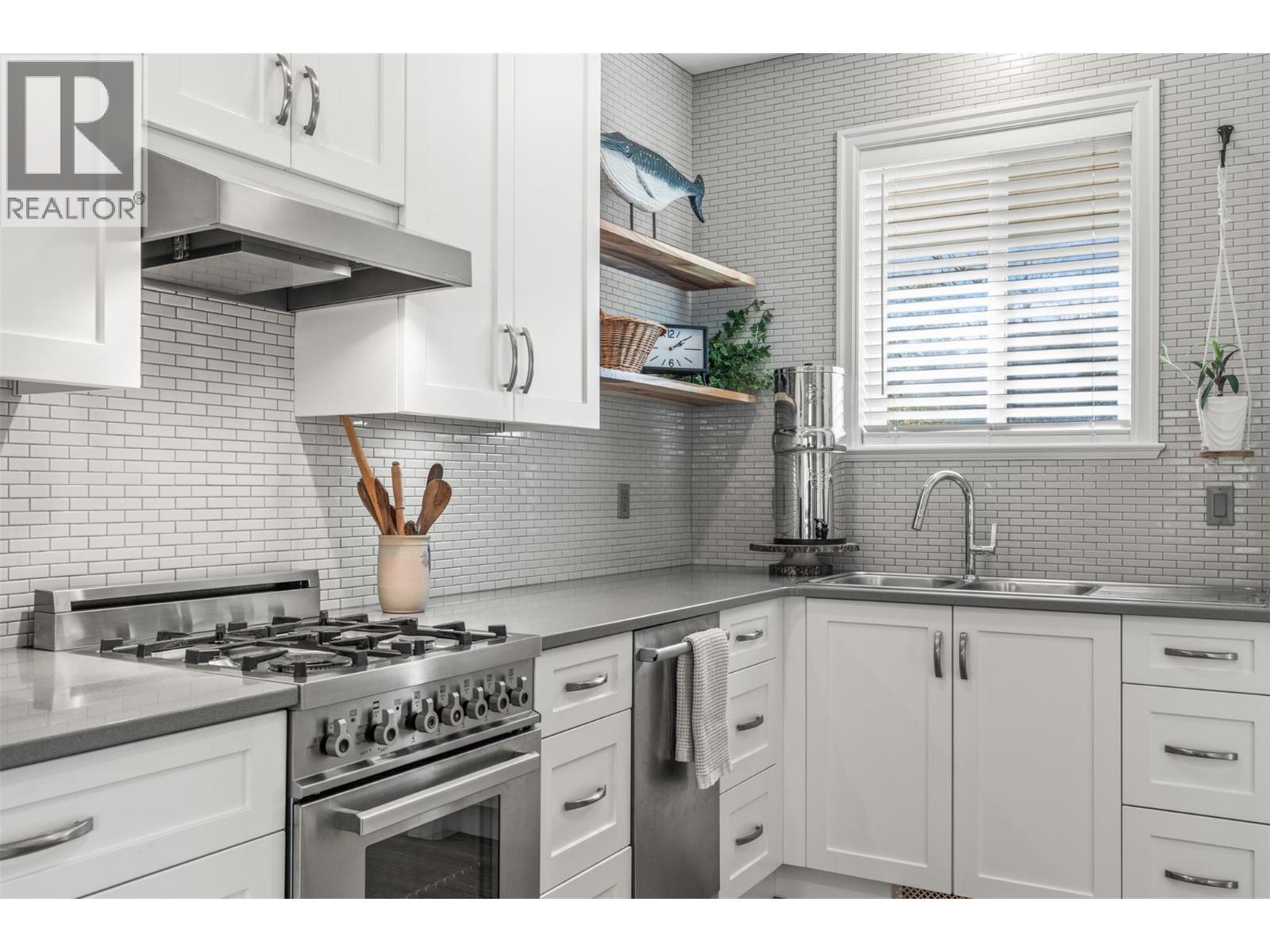 5101 19 Street Unit# 10, Vernon, BC - Indoor Photo Showing Kitchen With Double Sink With Upgraded Kitchen