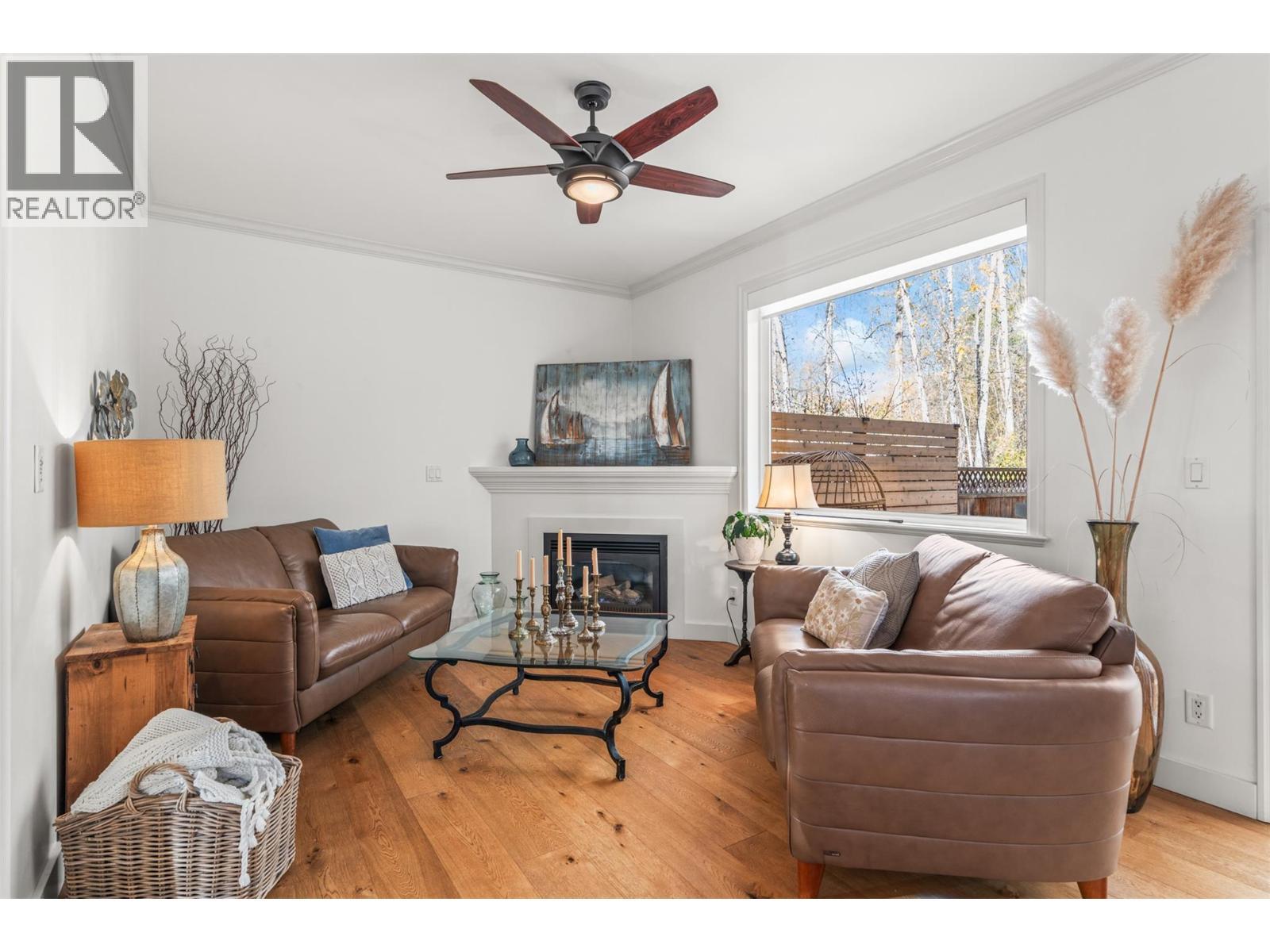 5101 19 Street Unit# 10, Vernon, BC - Indoor Photo Showing Living Room With Fireplace