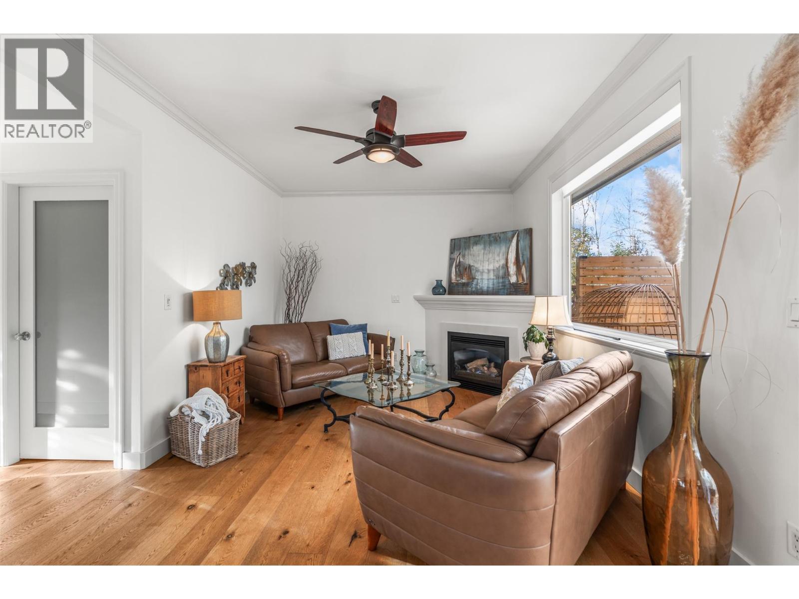 5101 19 Street Unit# 10, Vernon, BC - Indoor Photo Showing Living Room With Fireplace