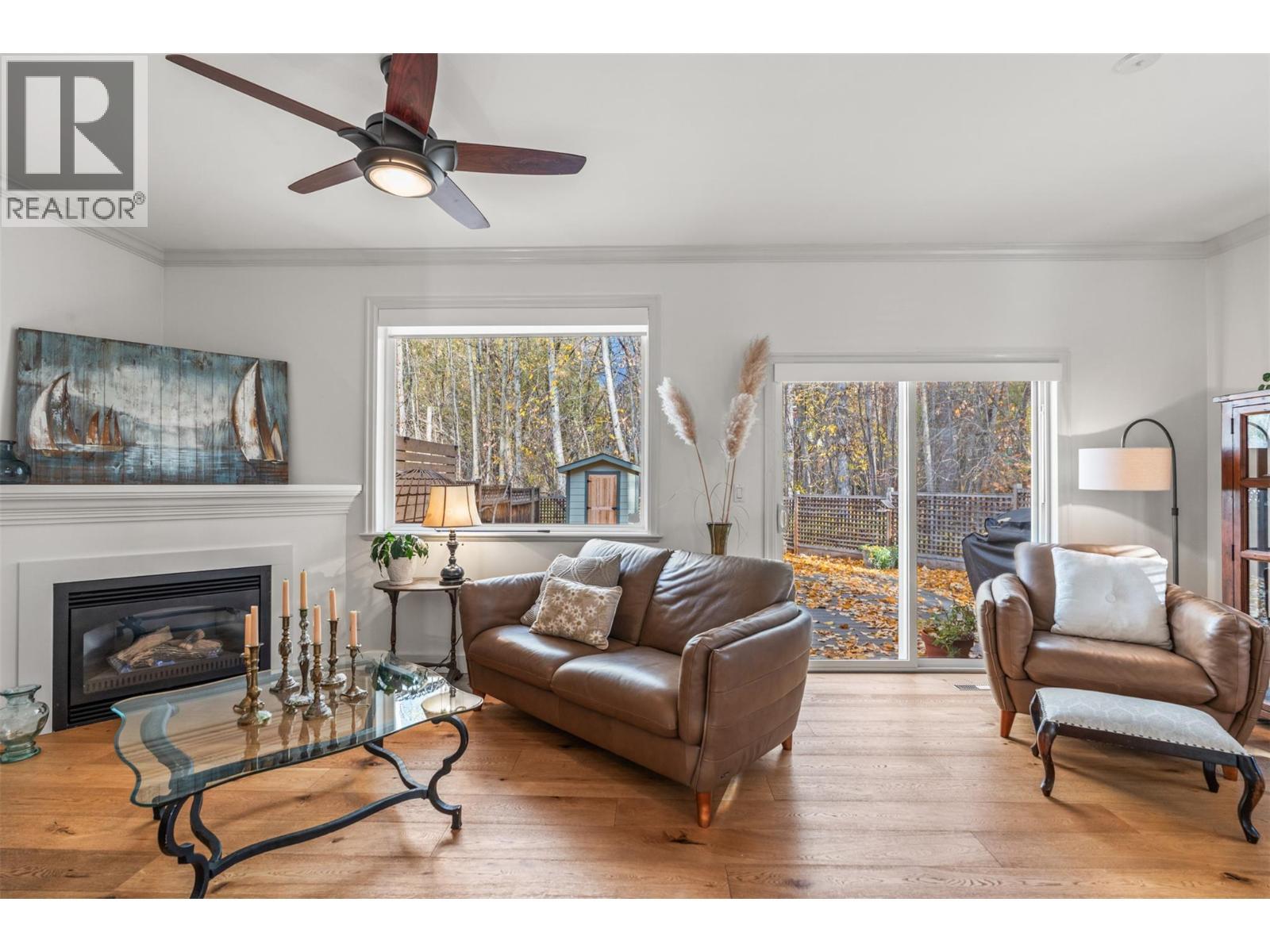 5101 19 Street Unit# 10, Vernon, BC - Indoor Photo Showing Living Room With Fireplace