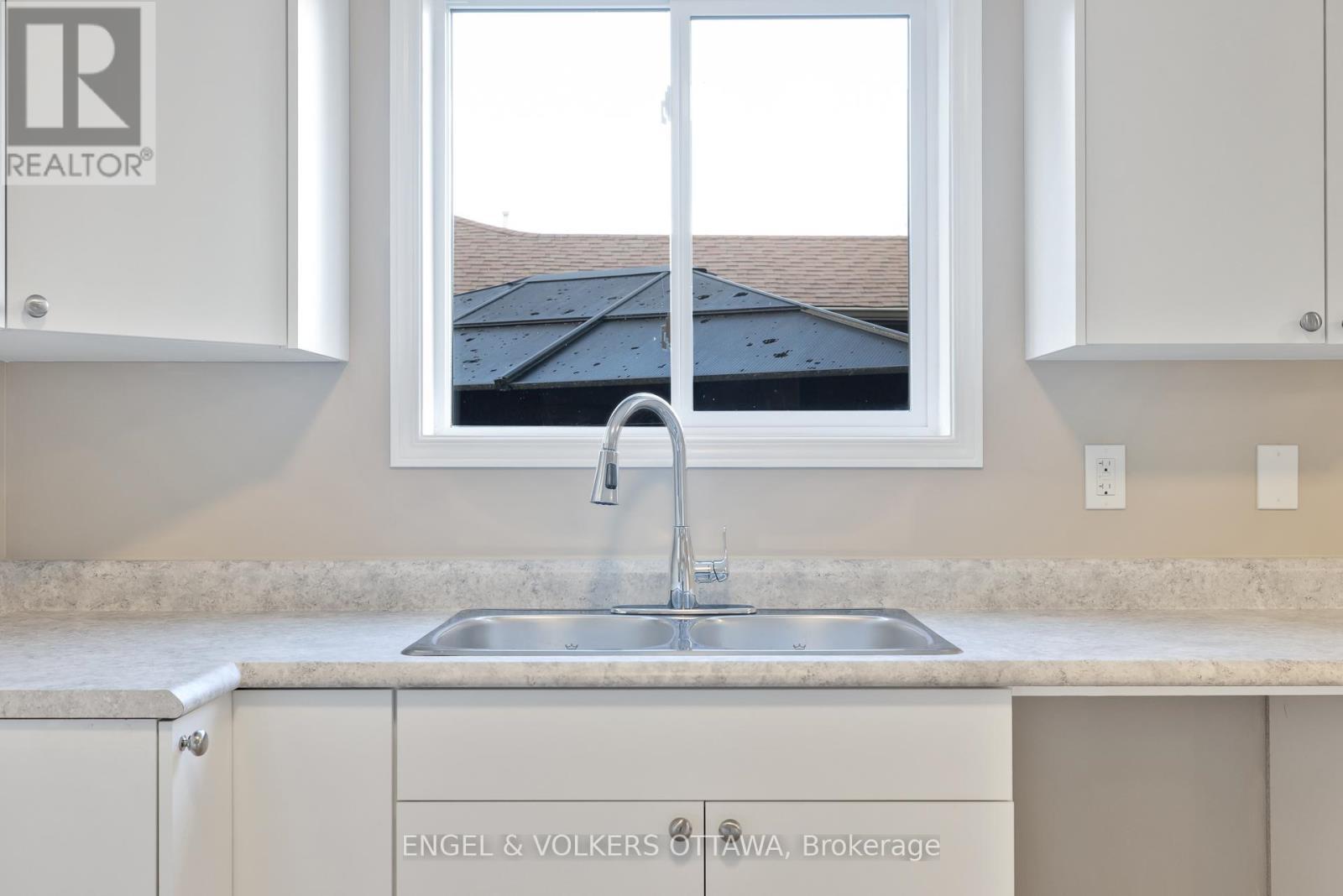 26 Carleton Cathcart Street, Ottawa, ON - Indoor Photo Showing Kitchen With Double Sink