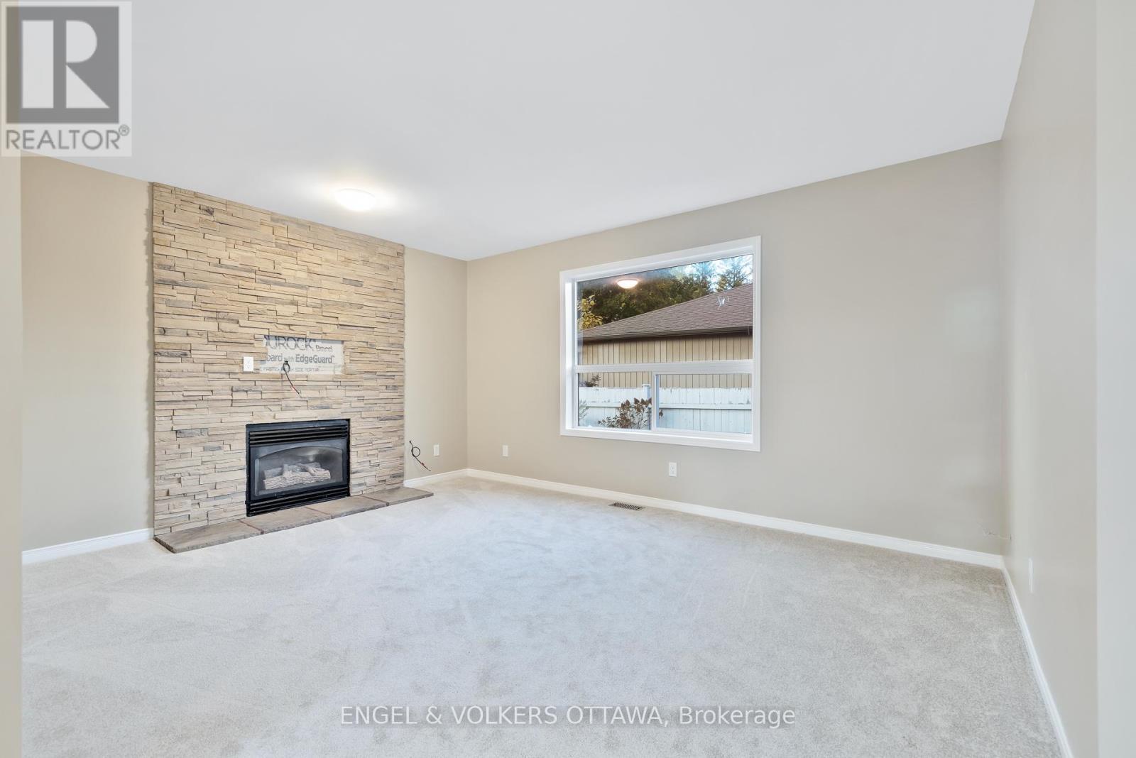 26 Carleton Cathcart Street, Ottawa, ON - Indoor With Fireplace