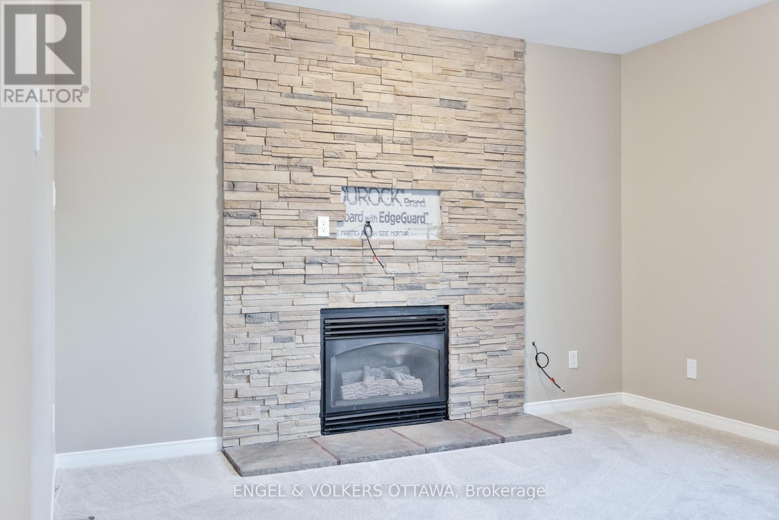 26 Carleton Cathcart Street, Ottawa, ON - Indoor Photo Showing Living Room With Fireplace