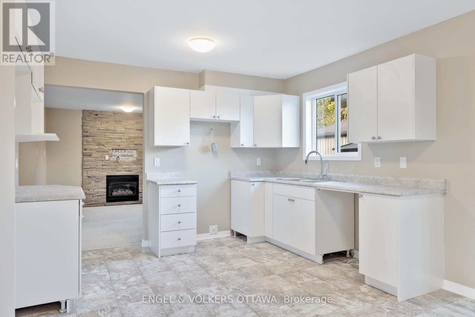 26 Carleton Cathcart Street, Ottawa, ON - Indoor Photo Showing Kitchen With Fireplace