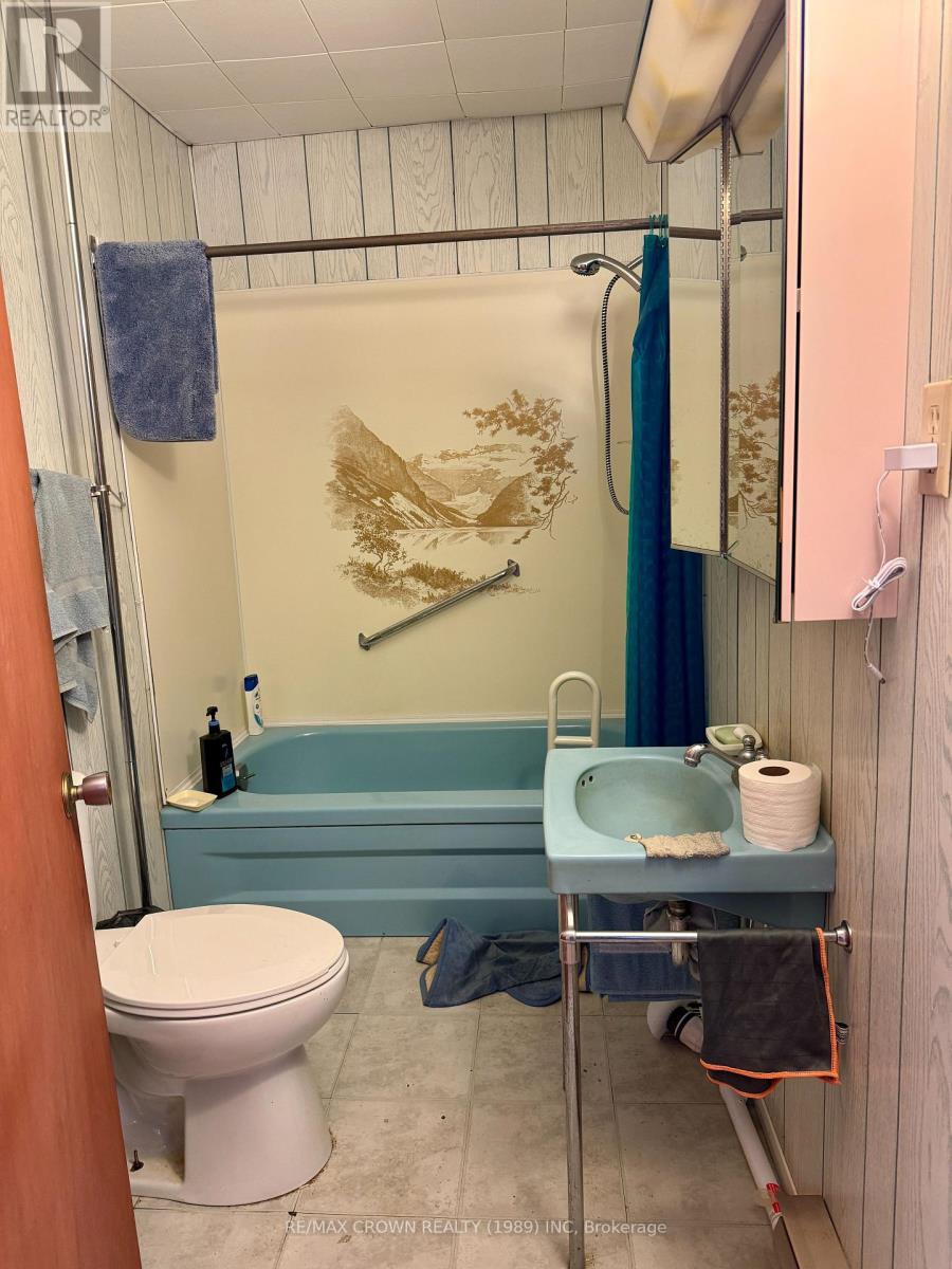 209 Ross Road, Smooth Rock Falls (Srf), ON - Indoor Photo Showing Bathroom