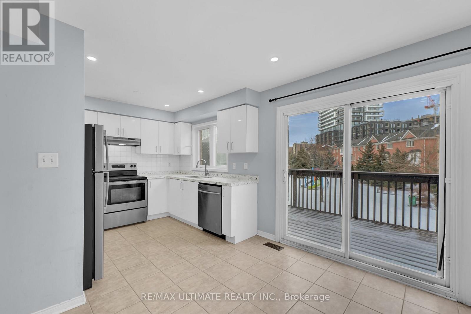 73 Bernard Avenue, Brampton, ON - Indoor Photo Showing Kitchen