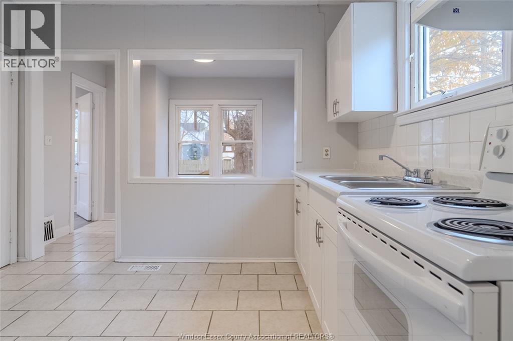 446 Mckay Avenue, Windsor, ON - Indoor Photo Showing Kitchen