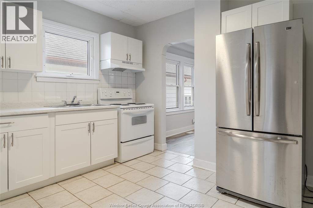 446 Mckay Avenue, Windsor, ON - Indoor Photo Showing Kitchen