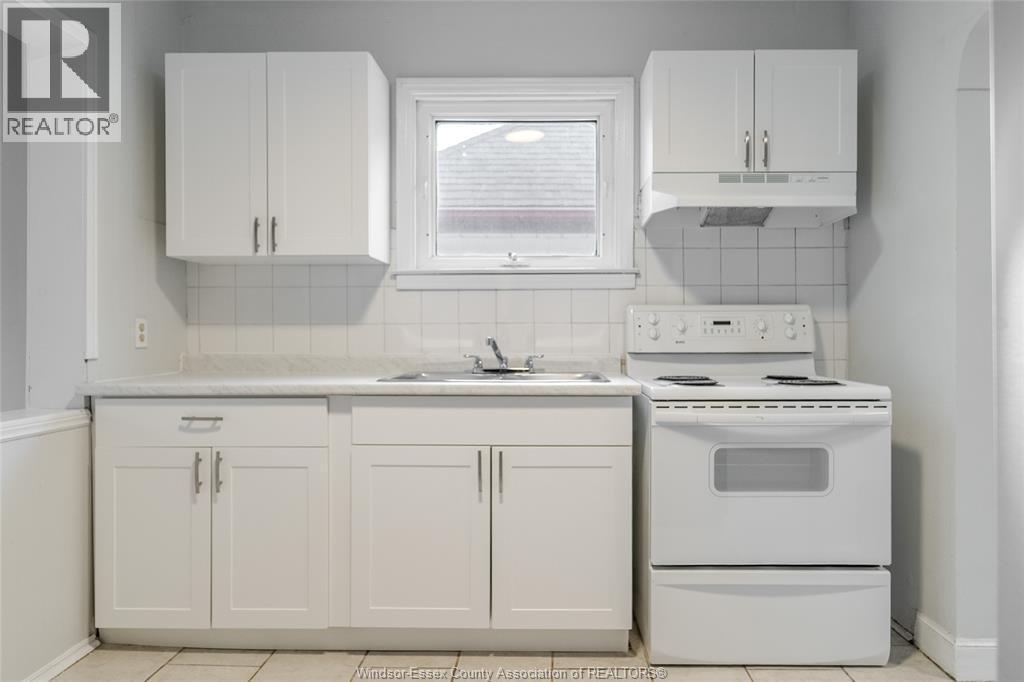 446 Mckay Avenue, Windsor, ON - Indoor Photo Showing Kitchen