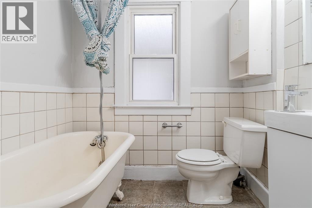 446 Mckay Avenue, Windsor, ON - Indoor Photo Showing Bathroom