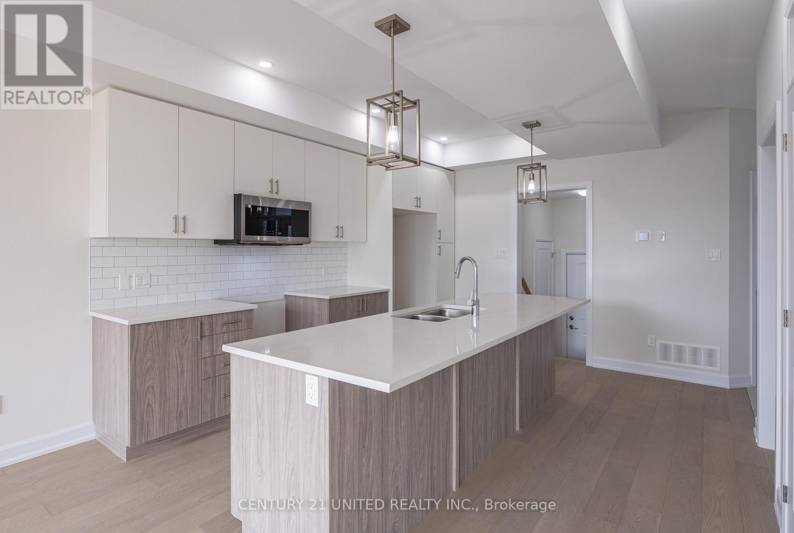 307 Mullighan Gardens, Peterborough (Monaghan Ward 2), ON - Indoor Photo Showing Kitchen With Double Sink With Upgraded Kitchen