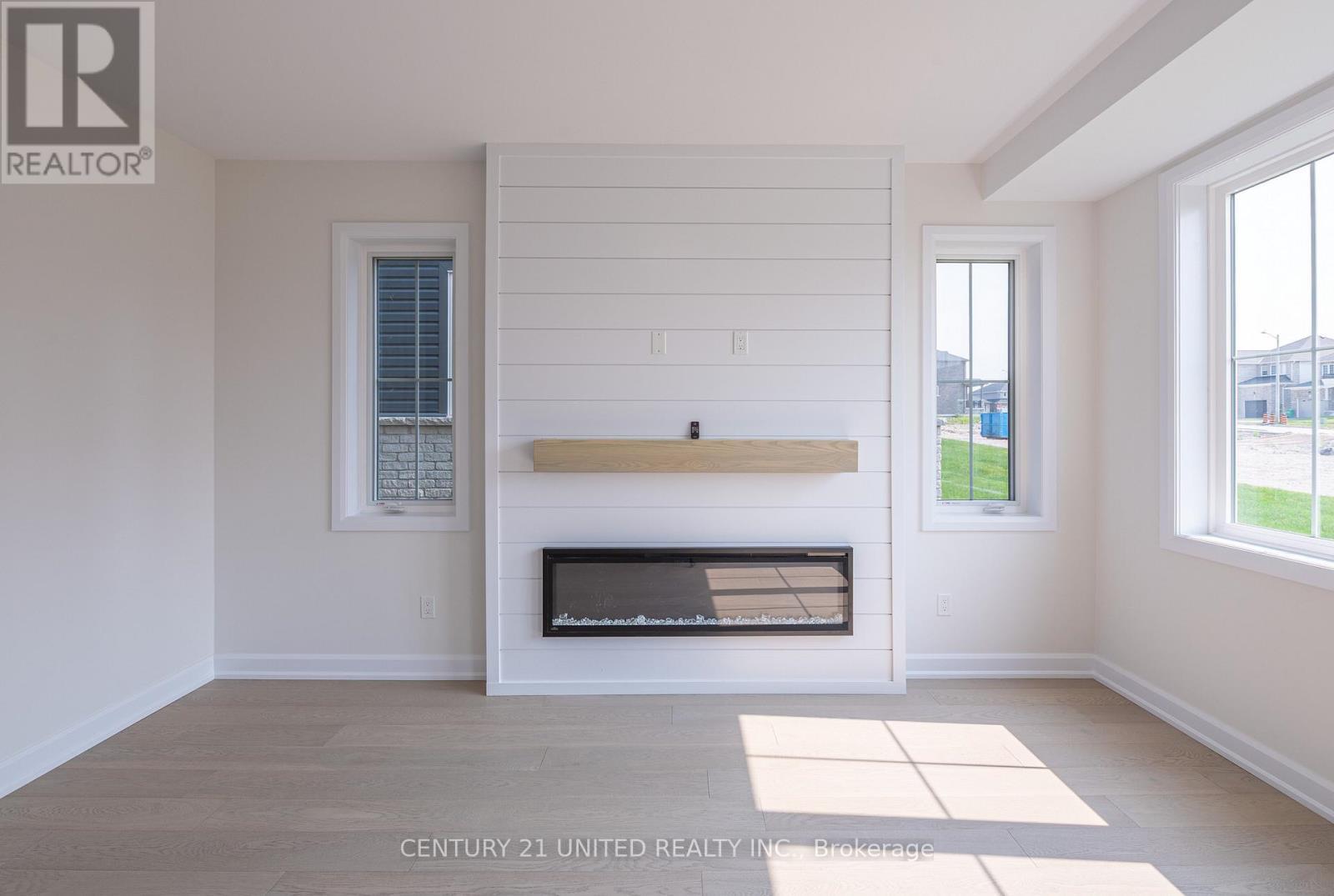 307 Mullighan Gardens, Peterborough (Monaghan Ward 2), ON - Indoor Photo Showing Living Room With Fireplace
