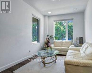 Room 2 - 528 Jones Road, Hamilton, ON - Indoor Photo Showing Living Room