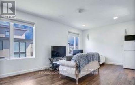 Room 2 - 528 Jones Road, Hamilton, ON - Indoor Photo Showing Living Room
