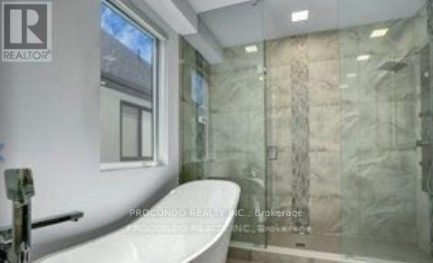 Room 2 - 528 Jones Road, Hamilton, ON - Indoor Photo Showing Bathroom