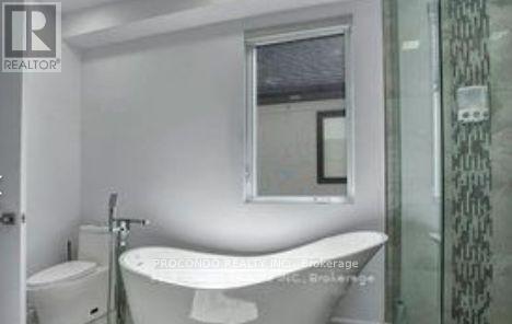 Room 2 - 528 Jones Road, Hamilton, ON - Indoor Photo Showing Bathroom