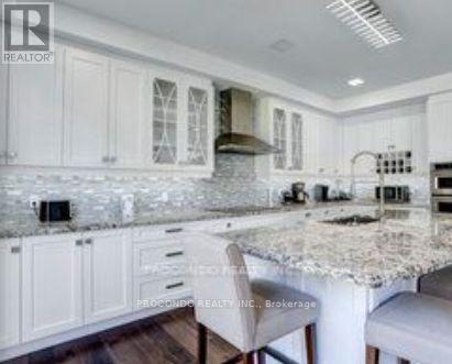 Room 2 - 528 Jones Road, Hamilton, ON - Indoor Photo Showing Kitchen With Upgraded Kitchen
