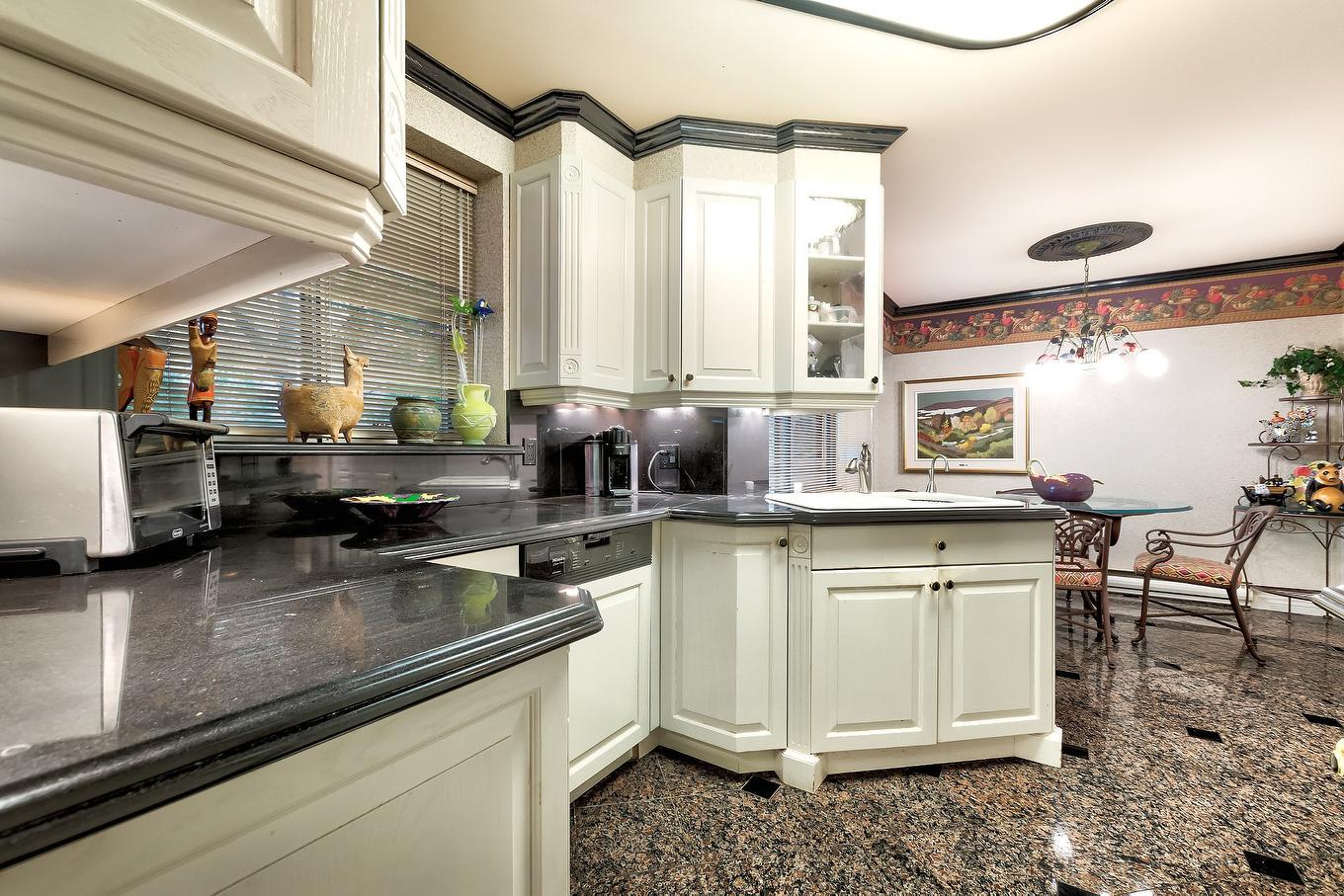 Cuisine - 205-5720 Av. Rembrandt, Côte-Saint-Luc, QC - Indoor Photo Showing Kitchen