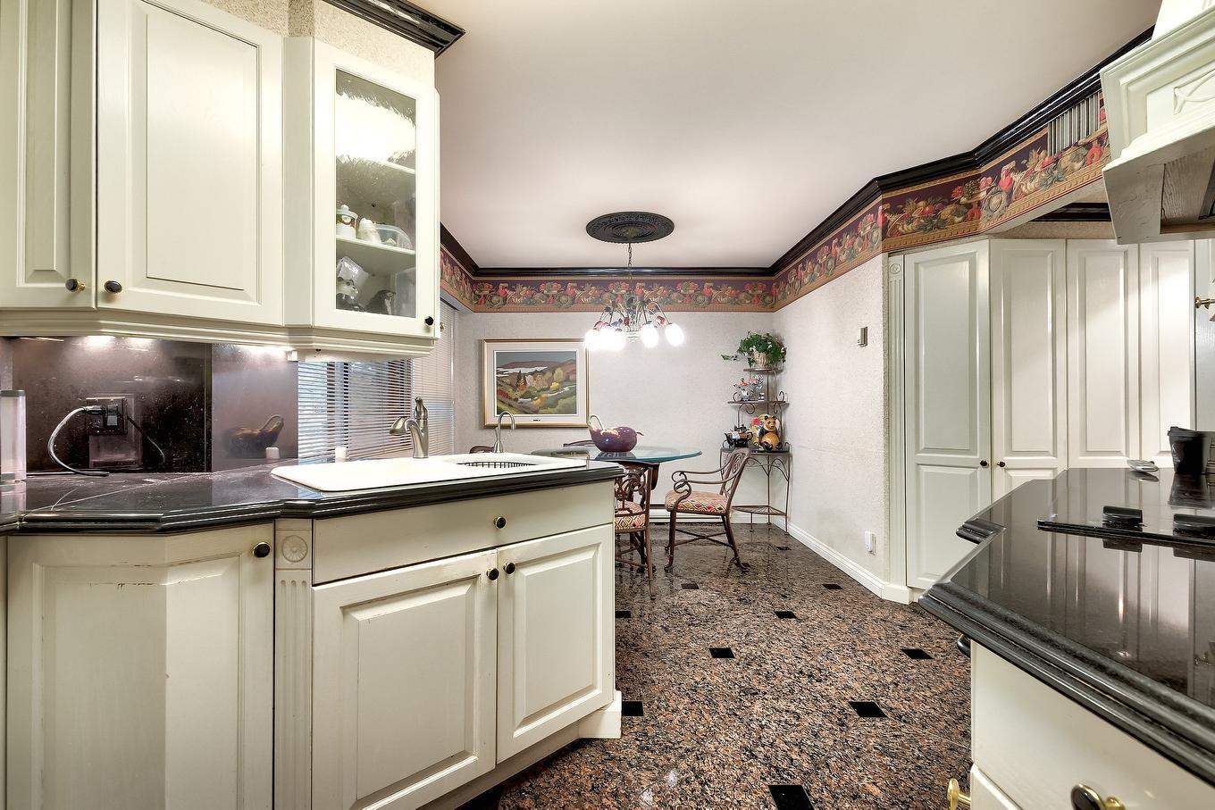 Cuisine - 205-5720 Av. Rembrandt, Côte-Saint-Luc, QC - Indoor Photo Showing Kitchen