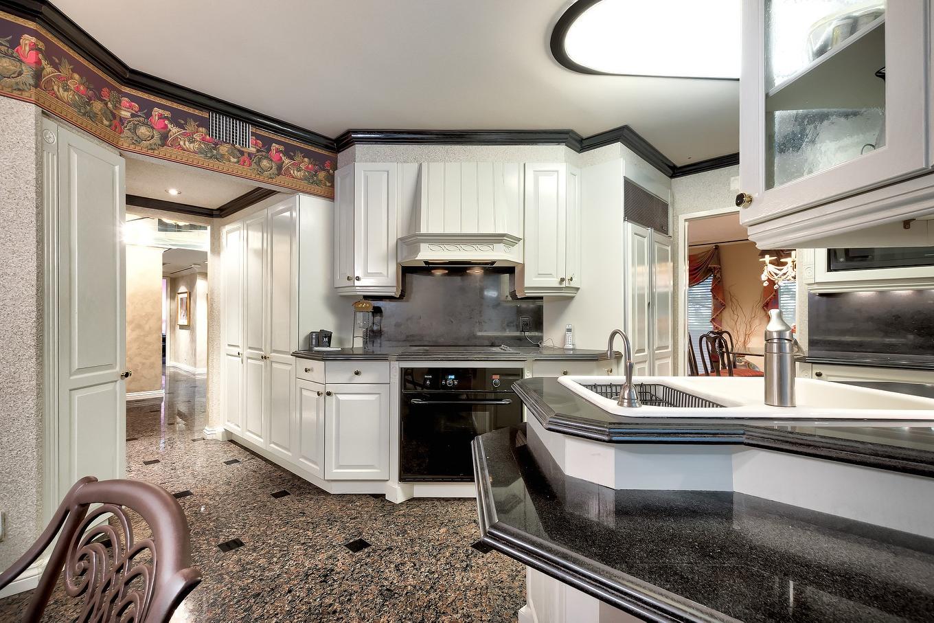 Cuisine - 205-5720 Av. Rembrandt, Côte-Saint-Luc, QC - Indoor Photo Showing Kitchen