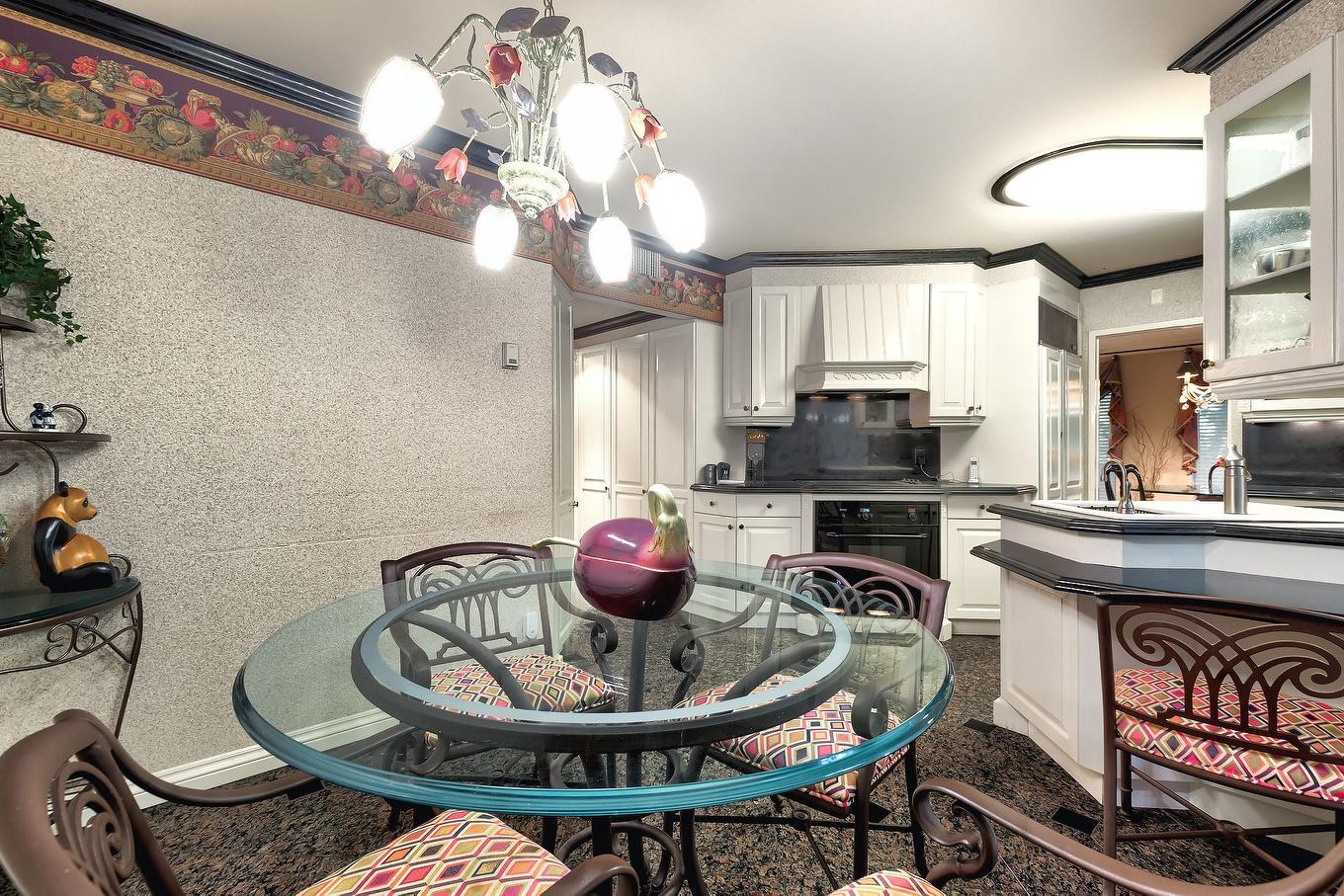 Cuisine - 205-5720 Av. Rembrandt, Côte-Saint-Luc, QC - Indoor