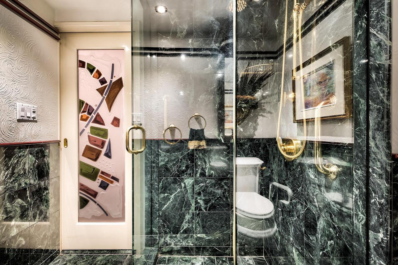 Salle de bains attenante à la CCP - 205-5720 Av. Rembrandt, Côte-Saint-Luc, QC - Indoor