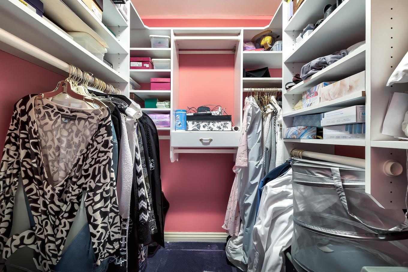 Penderie (Walk-in) - 205-5720 Av. Rembrandt, Côte-Saint-Luc, QC - Indoor With Storage