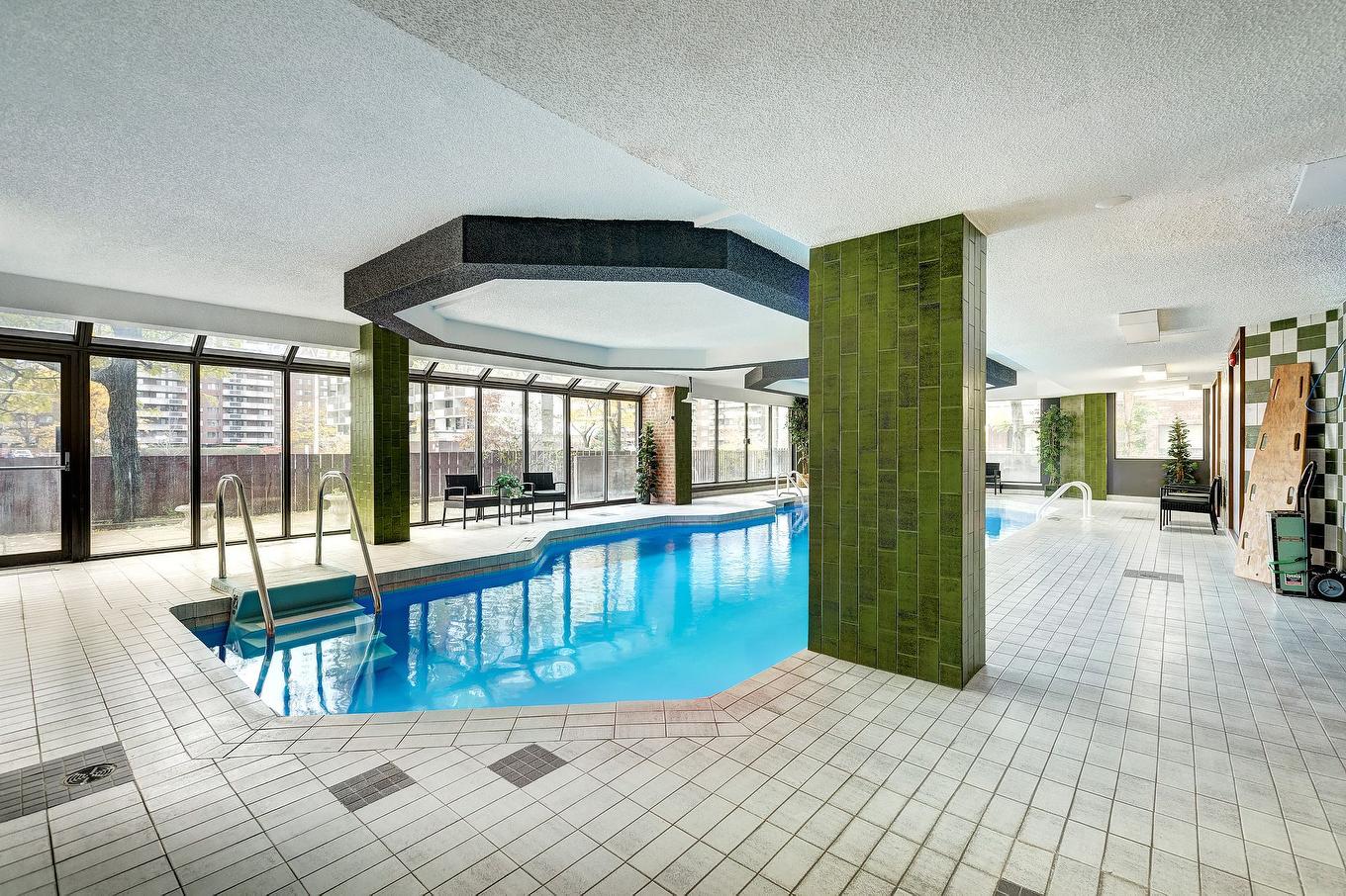 Piscine - 205-5720 Av. Rembrandt, Côte-Saint-Luc, QC - Photo Showing Other Room With In Ground Pool