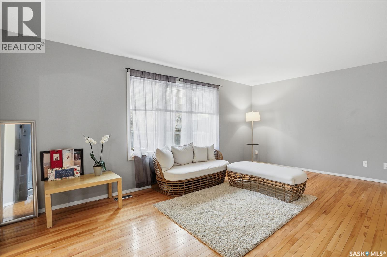 111 Dulmage Crescent, Saskatoon, SK - Indoor Photo Showing Living Room