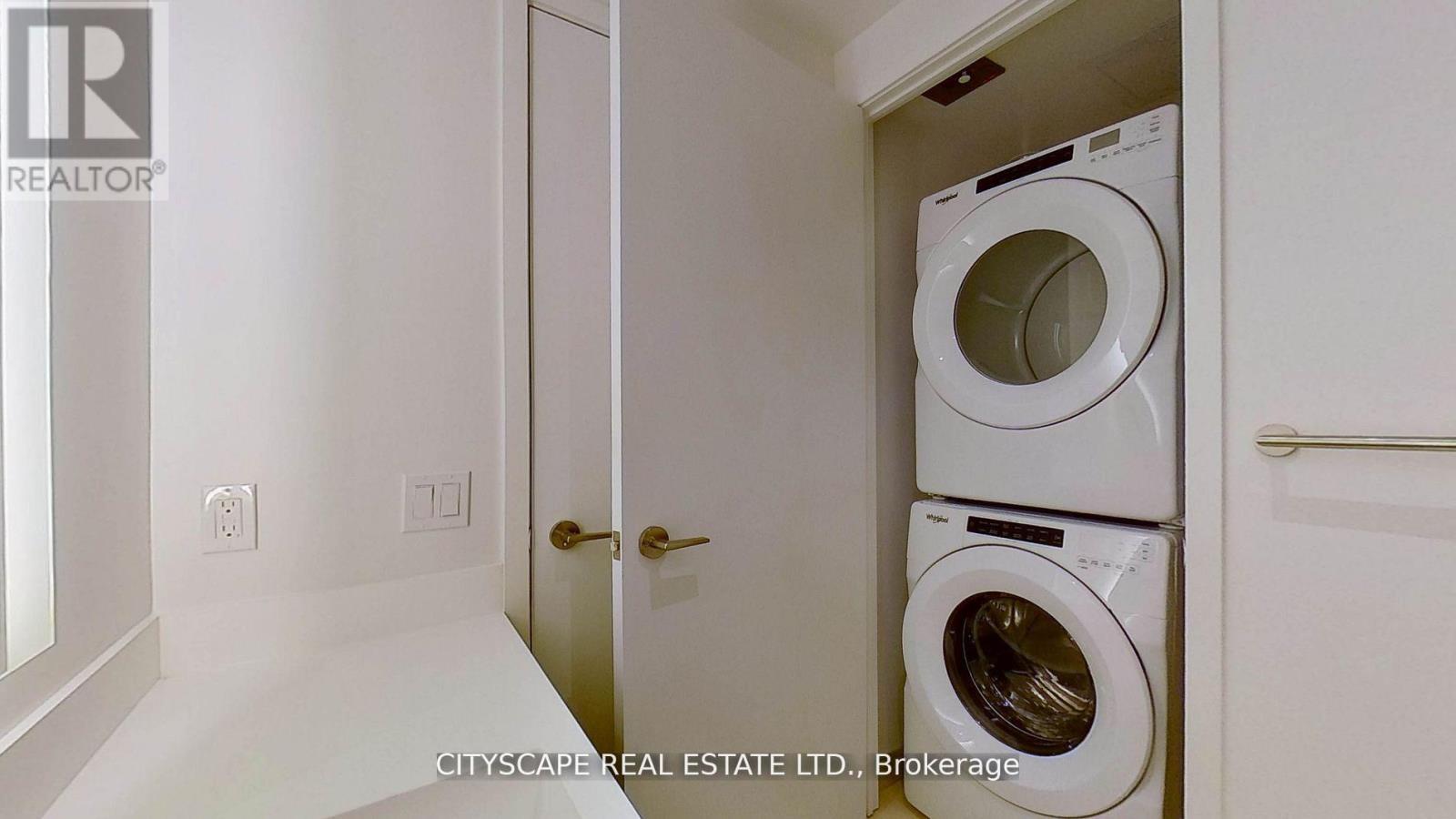 1706 - 1 Yorkville Avenue, Toronto, ON - Indoor Photo Showing Laundry Room