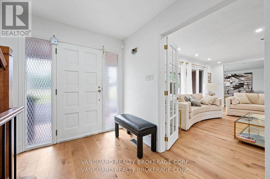 80 Kleins Crescent, Vaughan, ON - Indoor Photo Showing Living Room