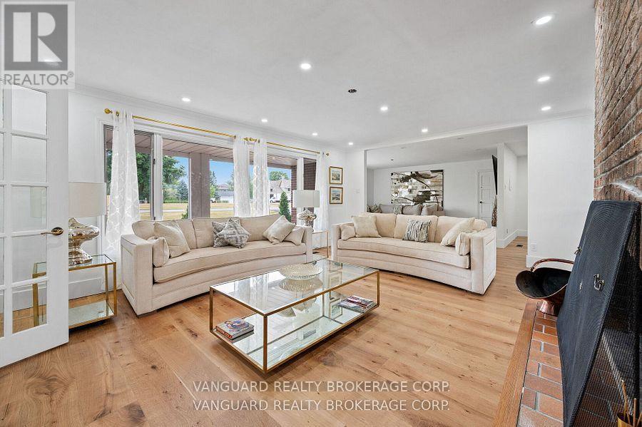 80 Kleins Crescent, Vaughan, ON - Indoor Photo Showing Living Room