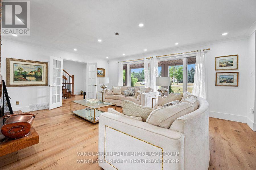 80 Kleins Crescent, Vaughan, ON - Indoor Photo Showing Living Room