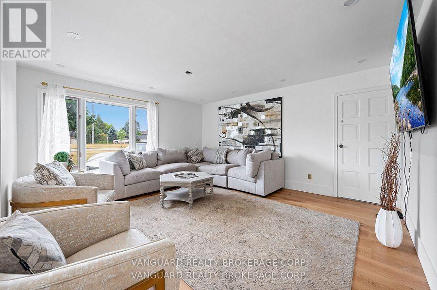 80 Kleins Crescent, Vaughan, ON - Indoor Photo Showing Living Room
