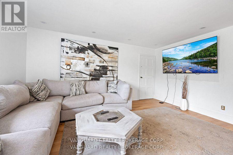 80 Kleins Crescent, Vaughan, ON - Indoor Photo Showing Living Room