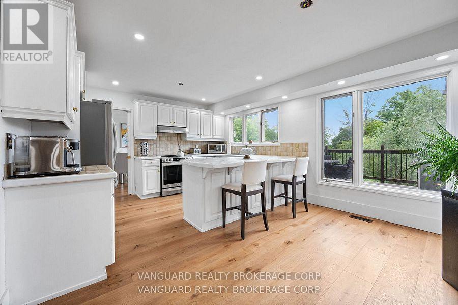 80 Kleins Crescent, Vaughan, ON - Indoor Photo Showing Kitchen With Upgraded Kitchen